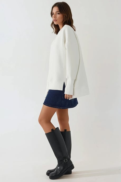 Oversized Sweatshirt mit Rundhalsausschnitt und vornem Schlitz in Weiß - Image 5