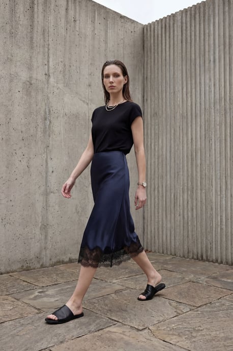 Spitzenverzierte Satin-Midi-Rock - Image 1