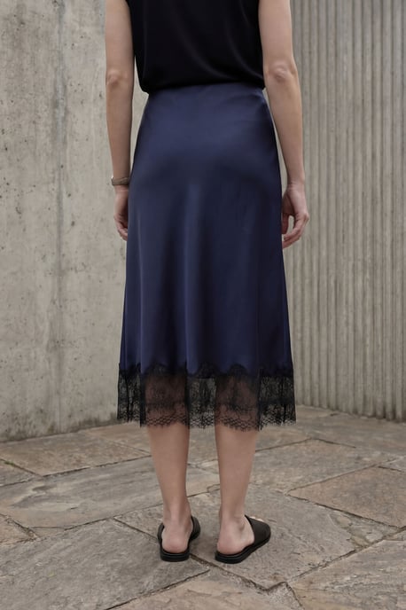 Spitzenverzierte Satin-Midi-Rock - Image 3