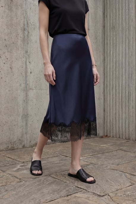 Spitzenverzierte Satin-Midi-Rock - Image 4