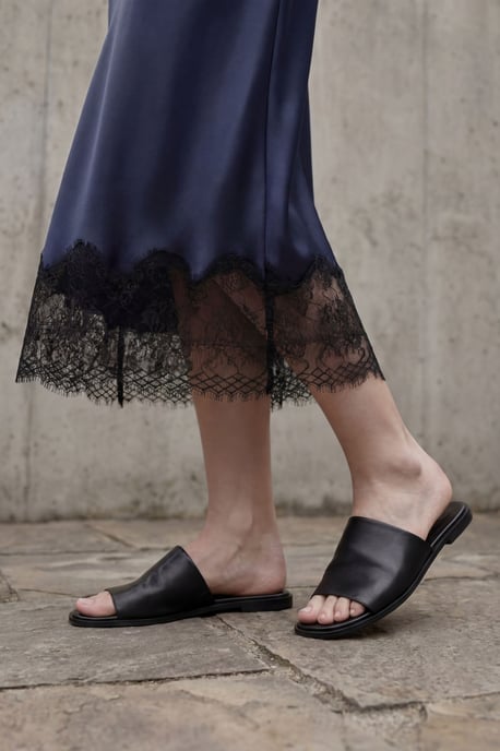 Spitzenverzierte Satin-Midi-Rock - Image 5