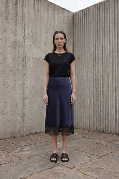 Spitzenverzierte Satin-Midi-Rock - Image 6