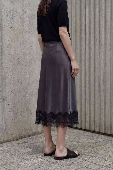 Spitzenverzierte Satin-Midi-Rock - Image 3