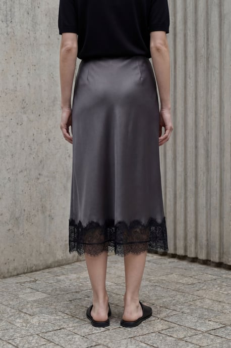 Spitzenverzierte Satin-Midi-Rock - Image 4