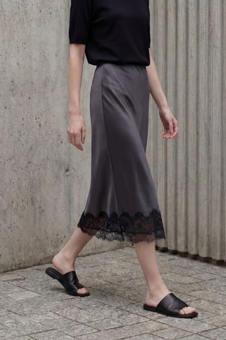 Spitzenverzierte Satin-Midi-Rock - Image 5