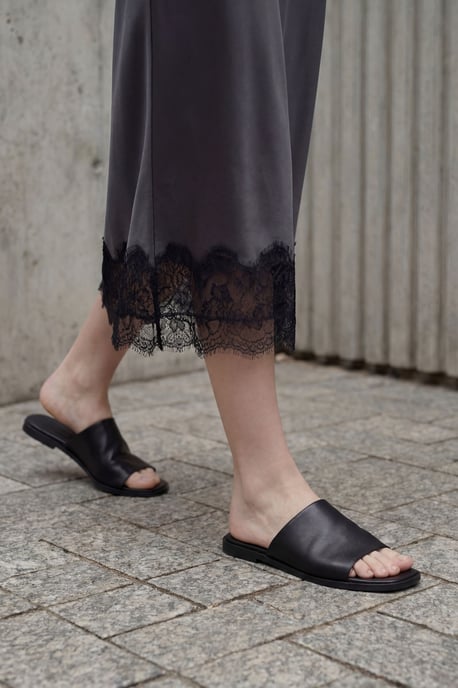Spitzenverzierte Satin-Midi-Rock - Image 6