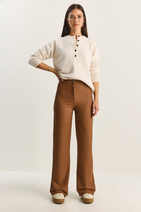 Hochtaillierte weite Kunstlederhose - Image 1
