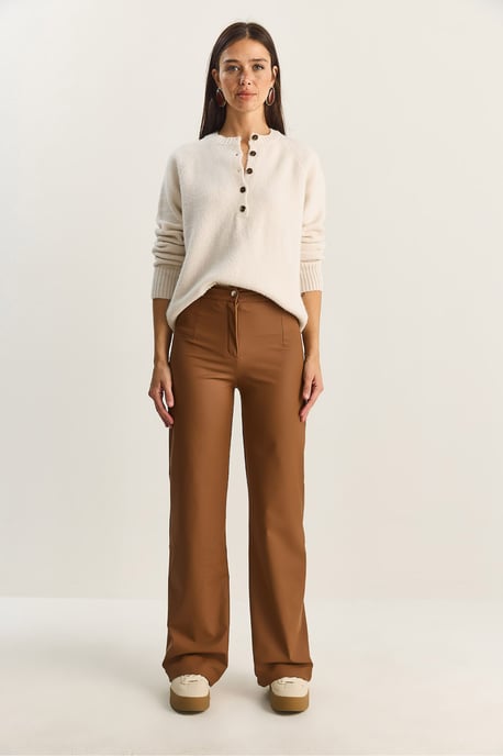 Hochtaillierte weite Kunstlederhose - Image 2