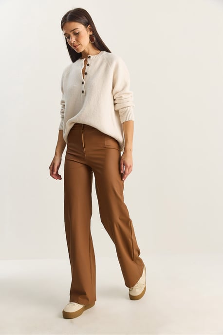 Hochtaillierte weite Kunstlederhose - Image 4