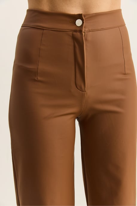 Hochtaillierte weite Kunstlederhose - Image 6