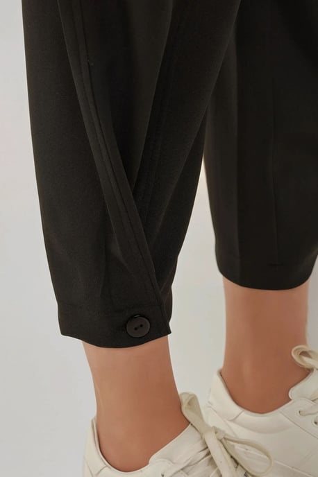 Hochtaillierte, schmal zulaufende Hose mit Taillenknopf-Detail - Image 2