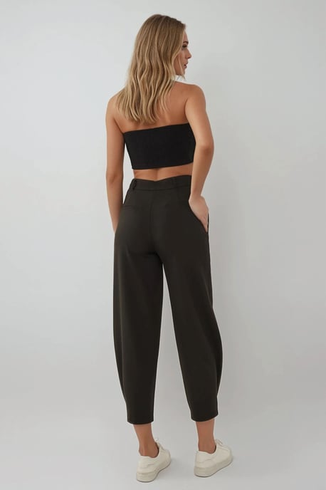 Hochtaillierte, schmal zulaufende Hose mit Taillenknopf-Detail - Image 4