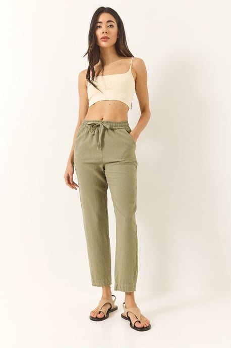 Knöchellange Skinny-Hosen mit Taschen - Image 2