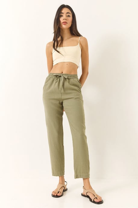 Knöchellange Skinny-Hosen mit Taschen - Image 3