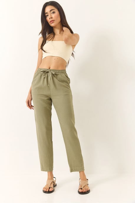 Knöchellange Skinny-Hosen mit Taschen - Image 4