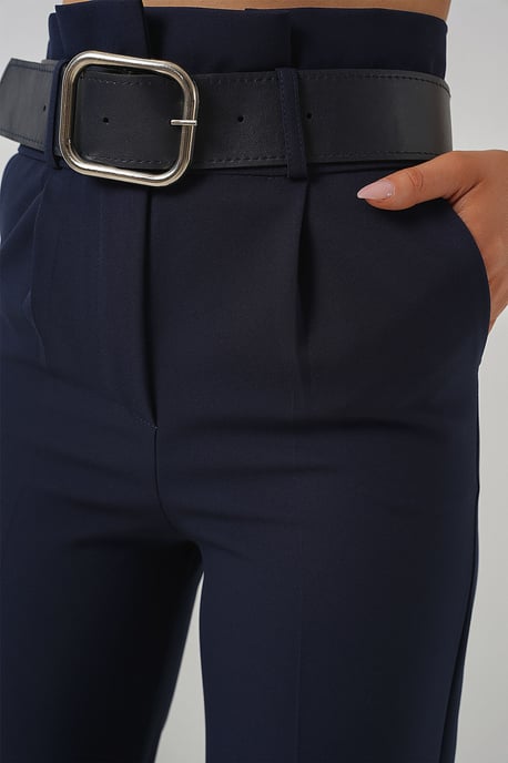 Knöchellange gerade Hosen mit Schleife - Image 5