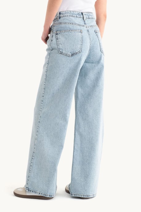 Hochtaillierte Superweite Jeans - Image 4