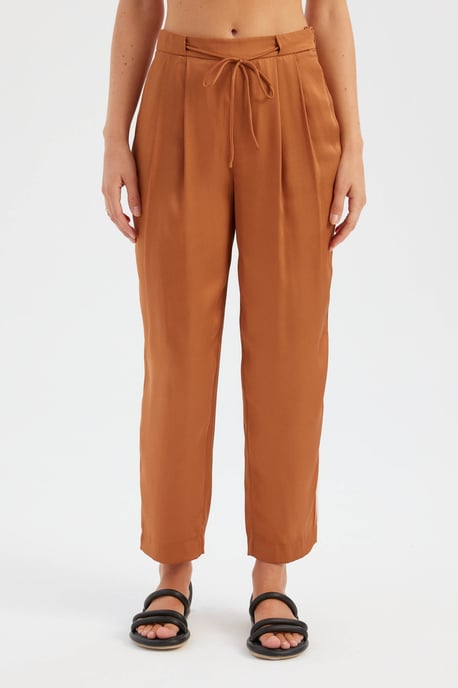 Hoch taillierte Bindegürtel Faltenhose im Karottenfit - Image 1