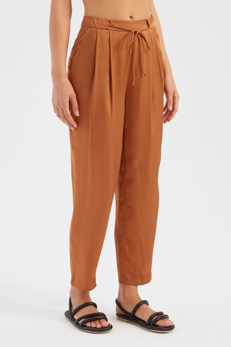 Hoch taillierte Bindegürtel Faltenhose im Karottenfit - Image 2