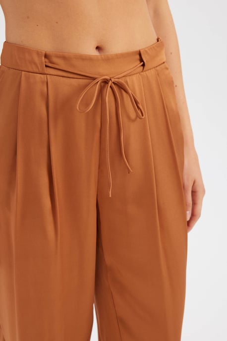 Hoch taillierte Bindegürtel Faltenhose im Karottenfit - Image 5
