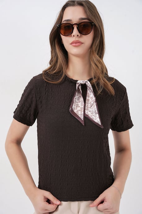 Strukturierte Bluse mit Rundhalsausschnitt und Schal-Details - Image 1