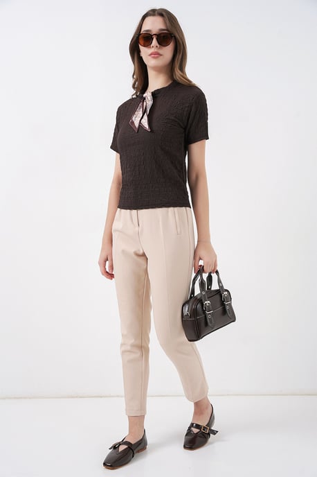 Strukturierte Bluse mit Rundhalsausschnitt und Schal-Details - Image 2