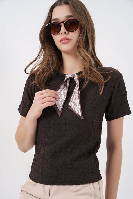Strukturierte Bluse mit Rundhalsausschnitt und Schal-Details - Image 3