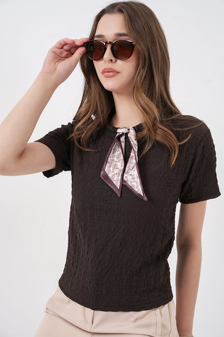Strukturierte Bluse mit Rundhalsausschnitt und Schal-Details - Image 4