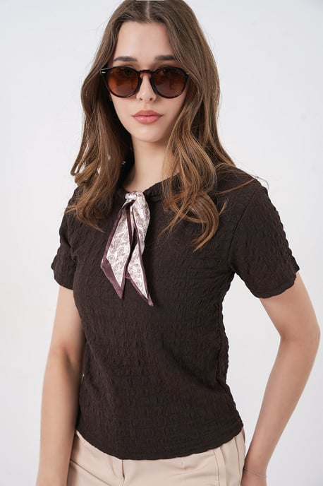 Strukturierte Bluse mit Rundhalsausschnitt und Schal-Details - Image 5