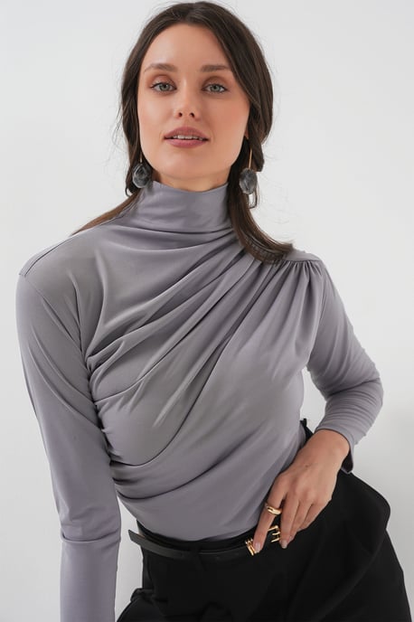 Taillierte Rollkragenbluse mit Drapierung - Image 1