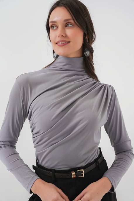 Taillierte Rollkragenbluse mit Drapierung - Image 3