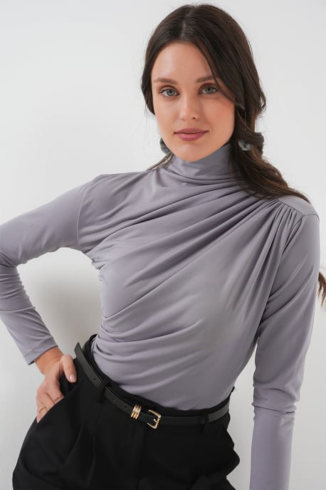 Taillierte Rollkragenbluse mit Drapierung - Image 4