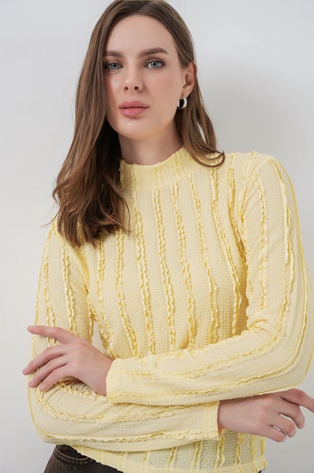 Strukturierte Slim-Fit-Halbrollkragenbluse - Image 4