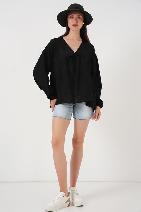 Strukturierte Seersucker V-Ausschnitt-Bluse mit Schleife - Image 2
