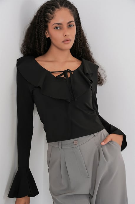 Rüschenshirt mit V-Ausschnitt und Crop-Design - Image 3