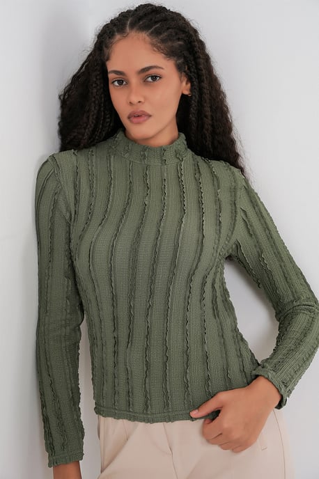 Texturierte Slim Fit Halb-Turtleneck Bluse - Image 4