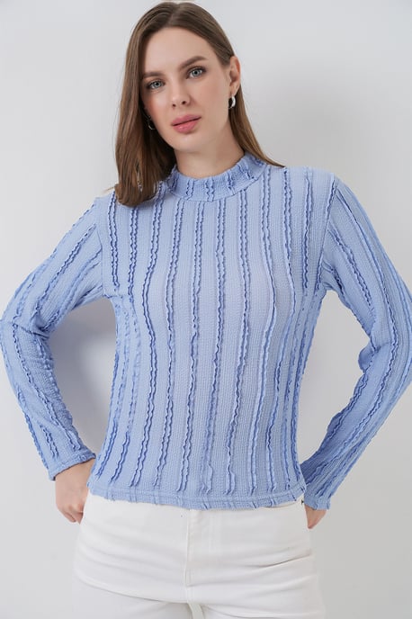 Strukturierte Slim-Fit Halbhochkragenbluse - Image 4