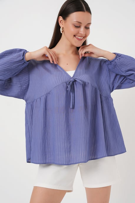 Strukturierte Seersucker-V-Ausschnitt-Bluse mit Schleife - Image 1