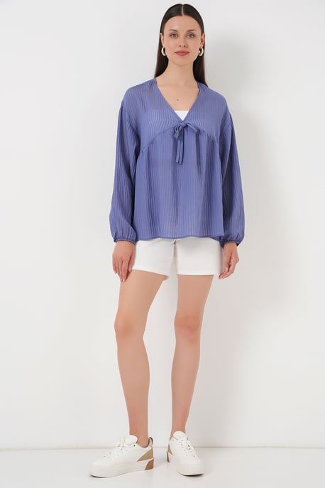 Strukturierte Seersucker-V-Ausschnitt-Bluse mit Schleife - Image 2