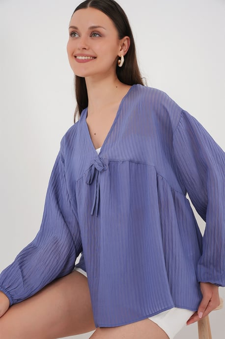Strukturierte Seersucker-V-Ausschnitt-Bluse mit Schleife - Image 3