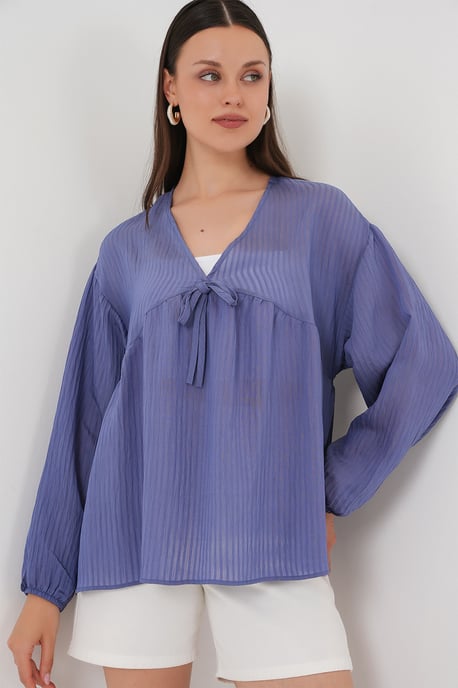 Strukturierte Seersucker-V-Ausschnitt-Bluse mit Schleife - Image 4