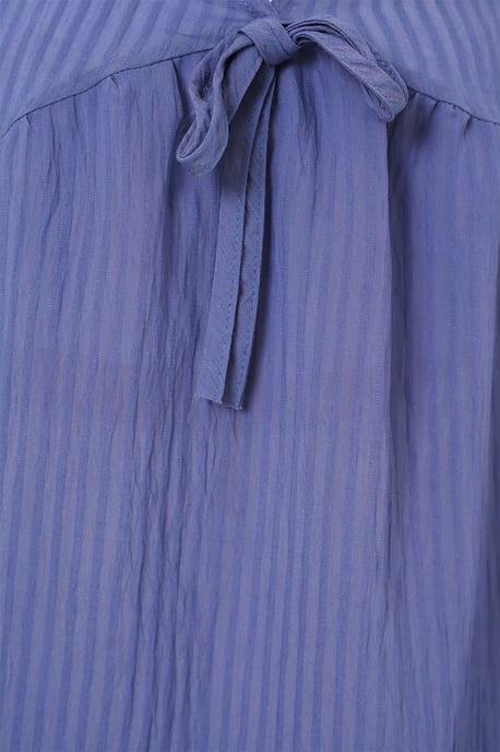 Strukturierte Seersucker-V-Ausschnitt-Bluse mit Schleife - Image 5