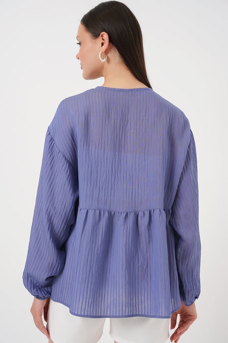 Strukturierte Seersucker-V-Ausschnitt-Bluse mit Schleife - Image 6