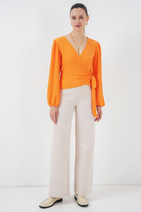 Strukturierte V-Ausschnitt-Bluse mit Pompons und Bindebandverschluss - Image 2