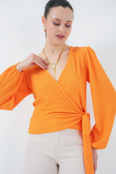 Strukturierte V-Ausschnitt-Bluse mit Pompons und Bindebandverschluss - Image 3