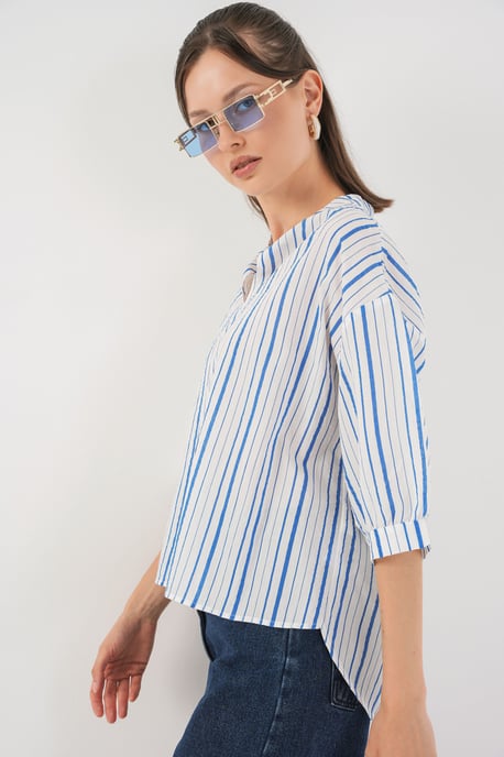 Gestreifte V-Ausschnitt-Bluse - Image 4