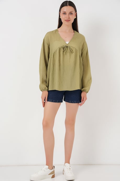 Strukturierte Seersucker V-Ausschnitt Bluse mit Schleife - Image 2
