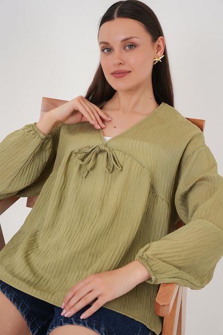 Strukturierte Seersucker V-Ausschnitt Bluse mit Schleife - Image 4