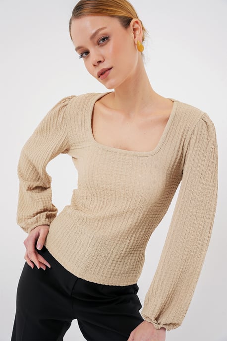 Strukturierte Bluse mit quadratischem Kragen und langen Ärmeln - Image 1