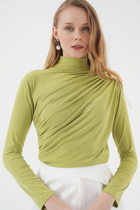 Taillierte Rollkragenbluse mit Drapierung - Image 1